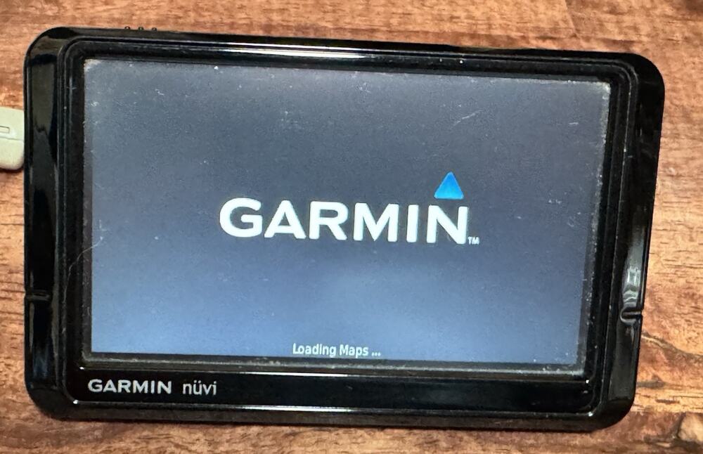Garmin Nuvi 200w 4.3 Inch Touchscreen GPS Navigation System Driving Map Guide